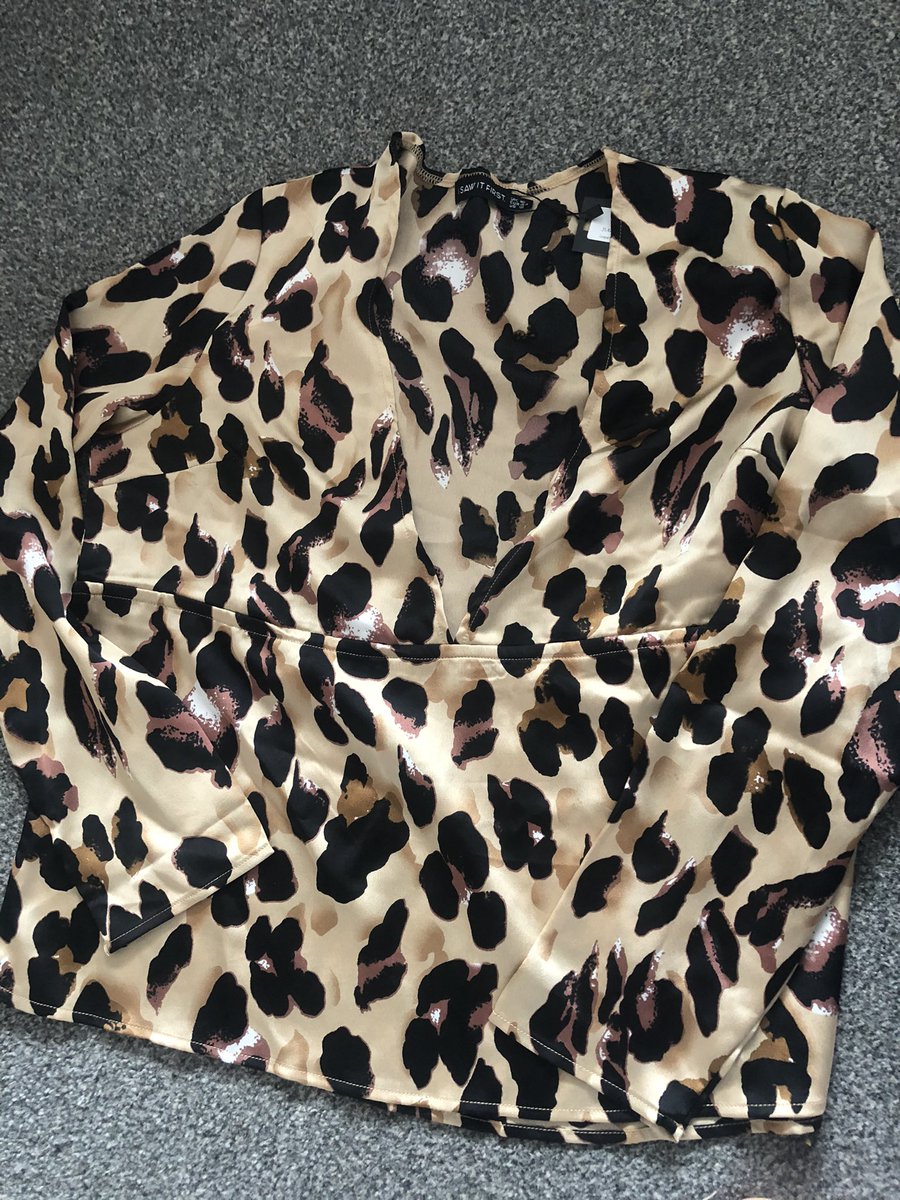 StudioPinstripe's tweet photo. @isawitfirst ordered the one on the left. Got the one on the right! Completely different styles, pattern and material.  Contacted customer support was told I would get a reply in 48 hours but had nothing. Pretty shit really! https://t.co/vis0TBS7Zm