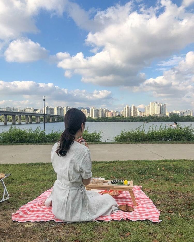 Ejectta's tweet photo. ปิคนิคมั๊ยคะนั่งชมวิวสวน  เอาผ้าปูนั่งกินข้าวกล่อง  น้ำ��ลไม้ สนุกสนานกินข้าวร่วมกันและแยกย้าย #ไอเดียออกม็อบ https://t.co/vFBheZKBxU