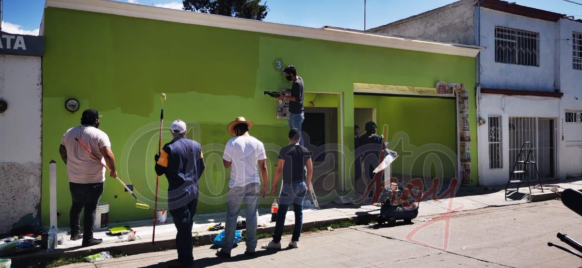 ContactoHoy's tweet photo. Porque somos más los buenos, esta mañana ciudadanos dieron su respaldo a la enfermera agredida con pintas y amenazas en su vivienda de la colonia Francisco Zarco. Se dieron cita para pintar la vivienda, esto como reconocimiento al esfuerzo en su lucha contra el Covid #Durango https://t.co/XrmaGkPePG