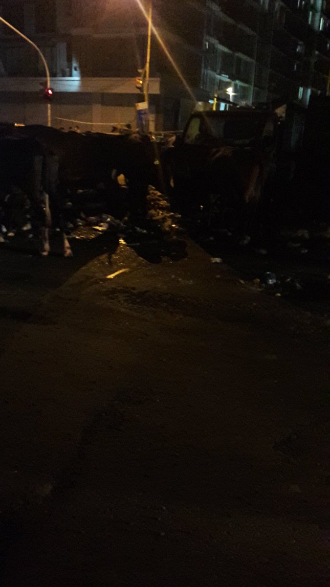 KANDIVALI2's tweet photo. आपल्या @mybmcWardRS निदर्शनास आणून देण्यात येते की, #कांदिवली नवीन लिंक रस्त्यावर कचरपेटीची उपलब्ध असताना काही समाजकंटकांकडून रस्त्यावरच कचरा टाकण्यात येतो अश्या नियमांचे पालन न करणाऱ्या व्यक्तींवर दंडात्मक कारवाही करून योग्य ती उपाययोजना करावी ही विनंती.
@mybmc
@SwachSurvekshan https://t.co/fXgbK5GqRu
