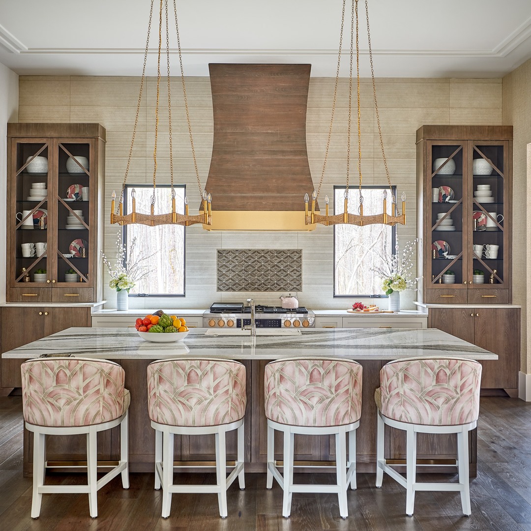 SRNCottage's tweet photo. Modern design trends abound in the Southern Living Showcase Home including the use of gold metals throughout. What is your favorite feature of the Modern Resort style kitchen? 

Kudos to @StarrMiller on the design.
Photo cred Dustin Peck Photography https://t.co/qtyKmVL6oW