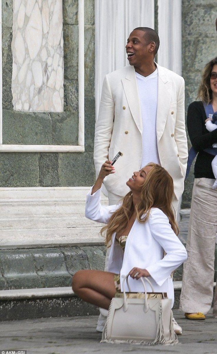 WilhelminaDutch's tweet photo. Look at this millionaire (married to a billionaire) putting her purse on the floor. Your superstitions are just that... superstitions NOT facts 💁🏾‍♀️ https://t.co/ccaddpxVxs