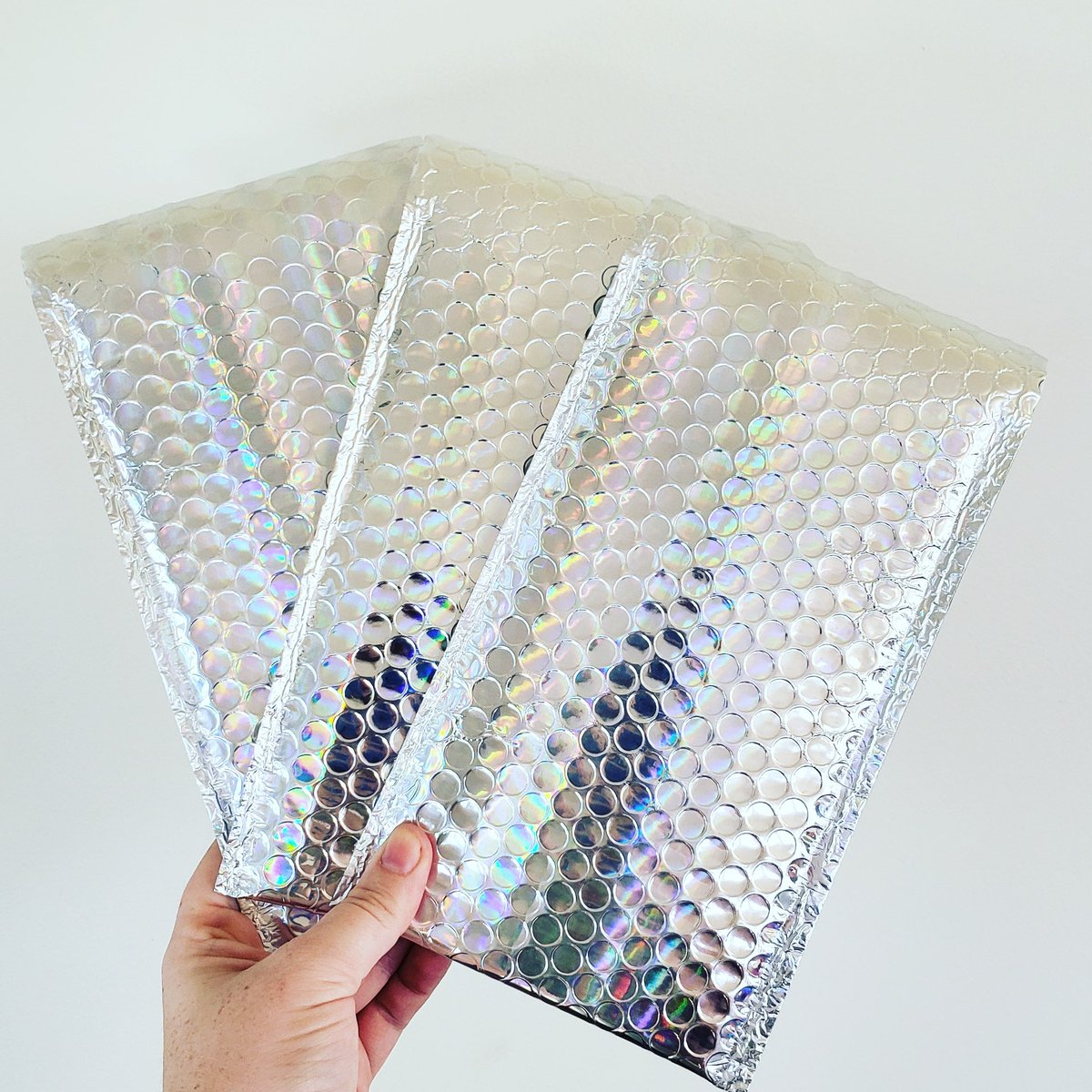 JeanysT's tweet photo. #bubblemailer #holographic #polymailer #polybubblemailer #metallic #silver #paddedenvelope #fl #florida #etsy #etsyshop 

https://t.co/3KYDiDwKfp https://t.co/PsrHkDXtiU