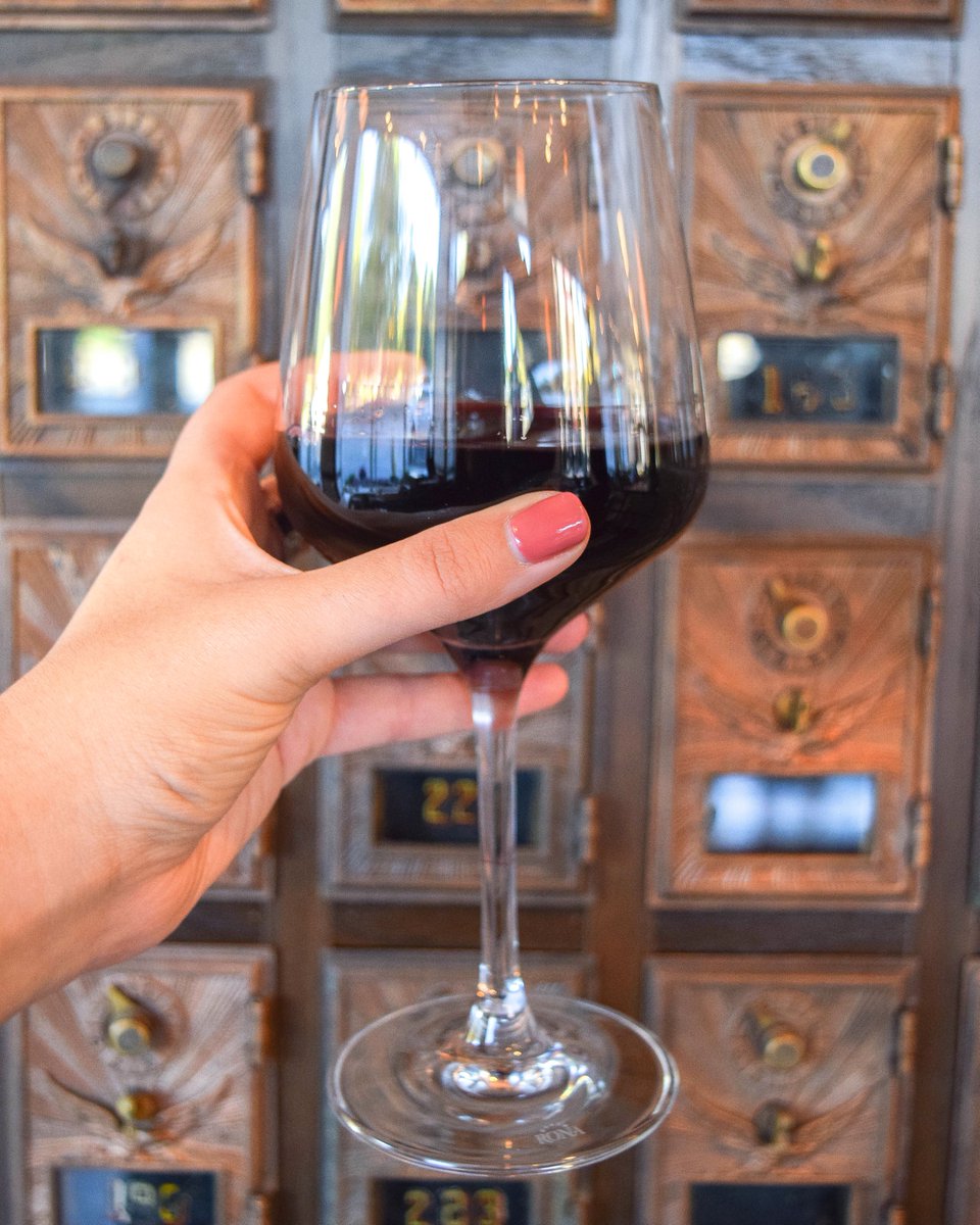 KennisonChicago's tweet image. We could use a happy hour today. Great news, The Kennison offers a happy hour every week day from 5pm to 6:30pm with $5 drafts, Prosecco, and house red and white wine!