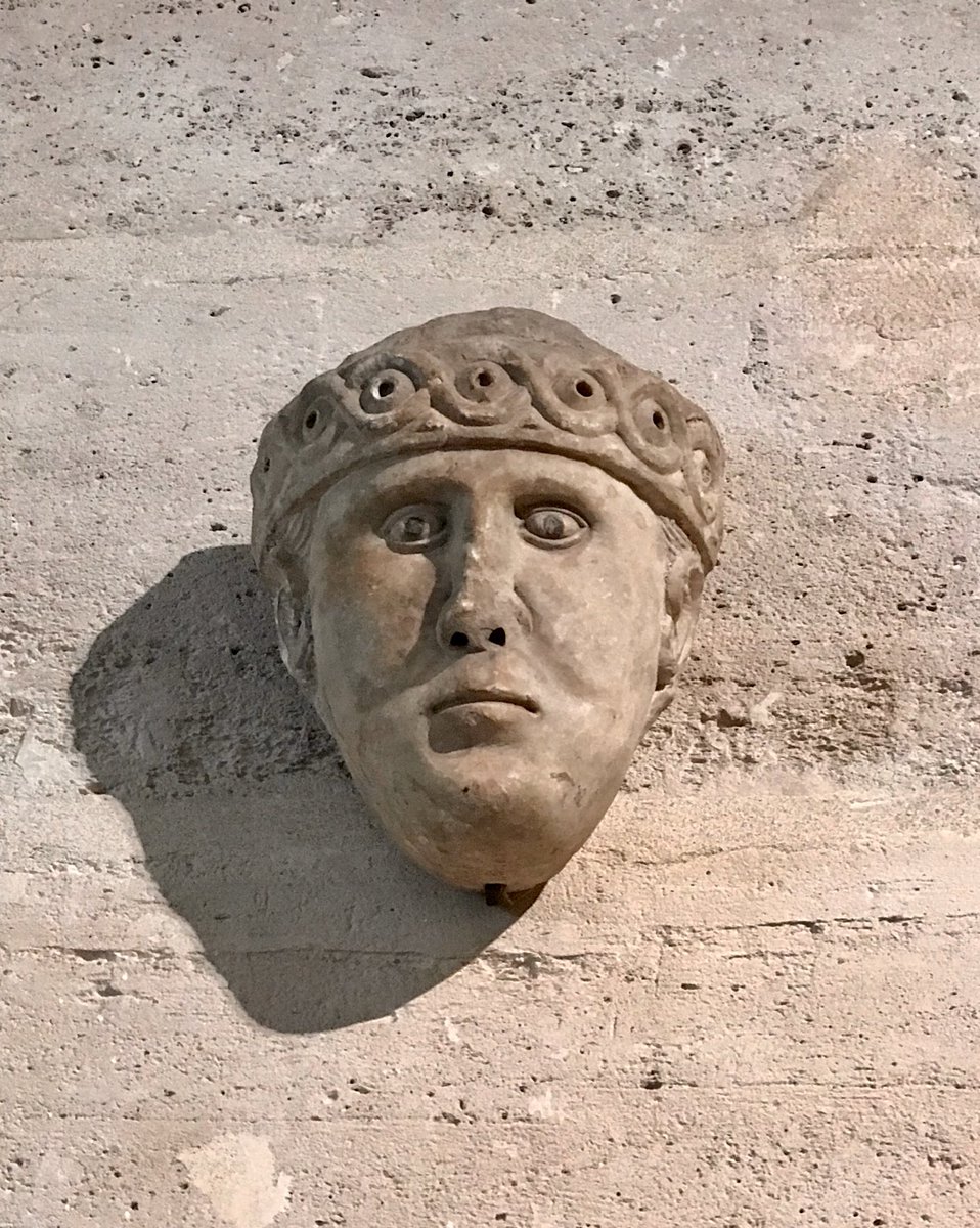 contactzoub's tweet photo. #Louvre 😷 https://t.co/kwXLw6b9Np