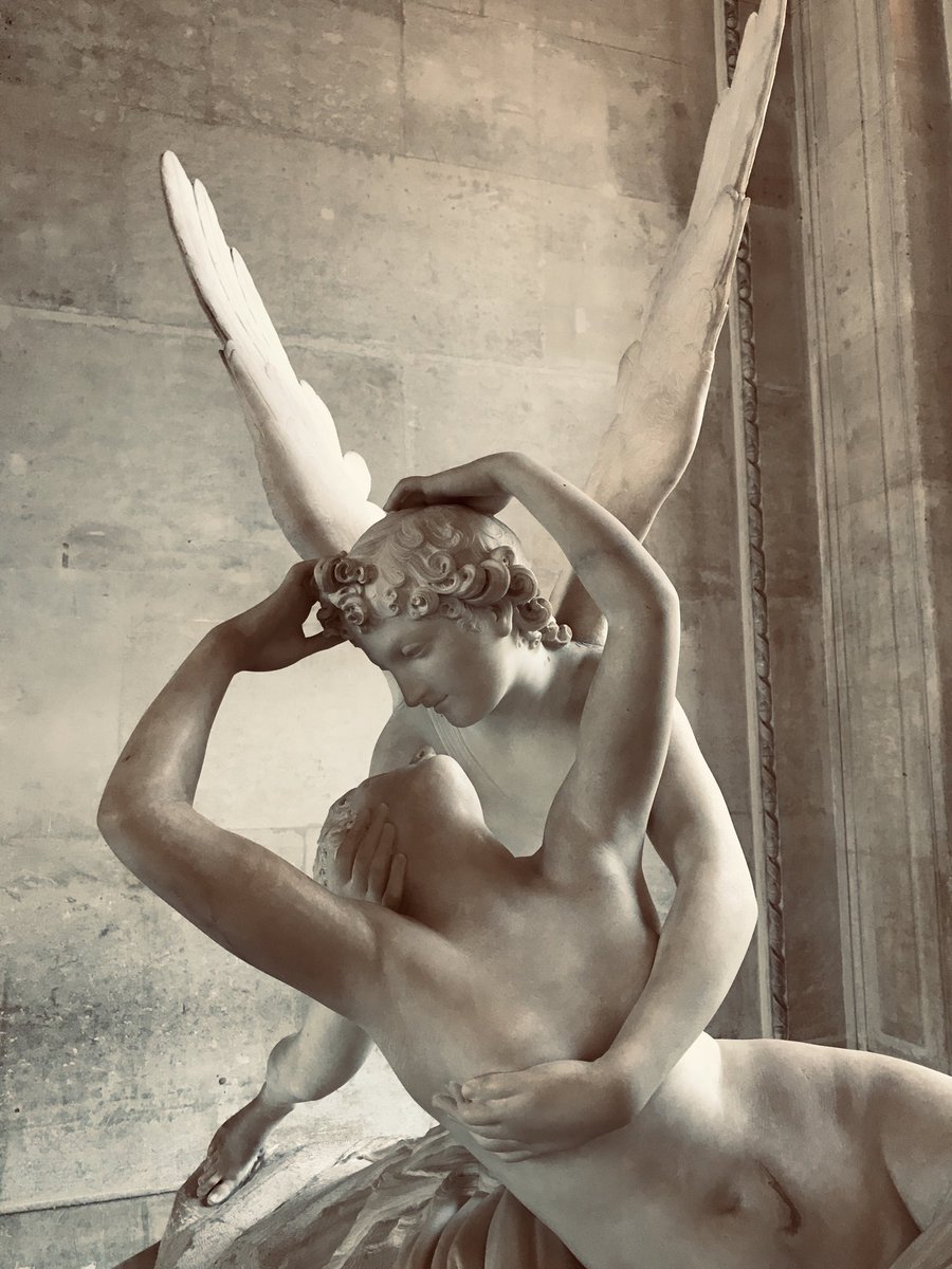 contactzoub's tweet photo. #Louvre 😷 https://t.co/kwXLw6b9Np