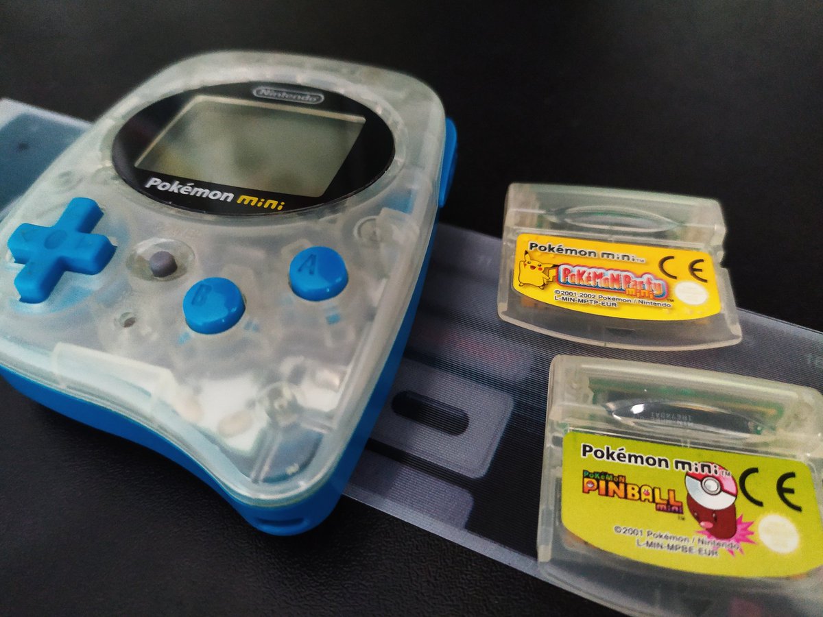 nestalgicos's tweet image. Me acaba de llegar esto, es una chorradita pero me hacía ilusión tenerla, la consola con cartuchos más pequeña del mundo.
 #pokemonmini #nintendo #retro