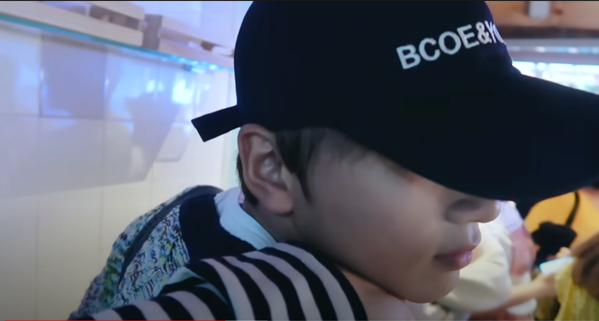 [N'-133 Sevilla Diary : Behind Story 200121 (uploaded) | 191102 (actual day)] Sevilla Date  #MarkHyuckMark and Haechan (flirting?) in an ice cream shop. Then sharing a ride in a horse carriage. (that’s it, that’s the tweet)