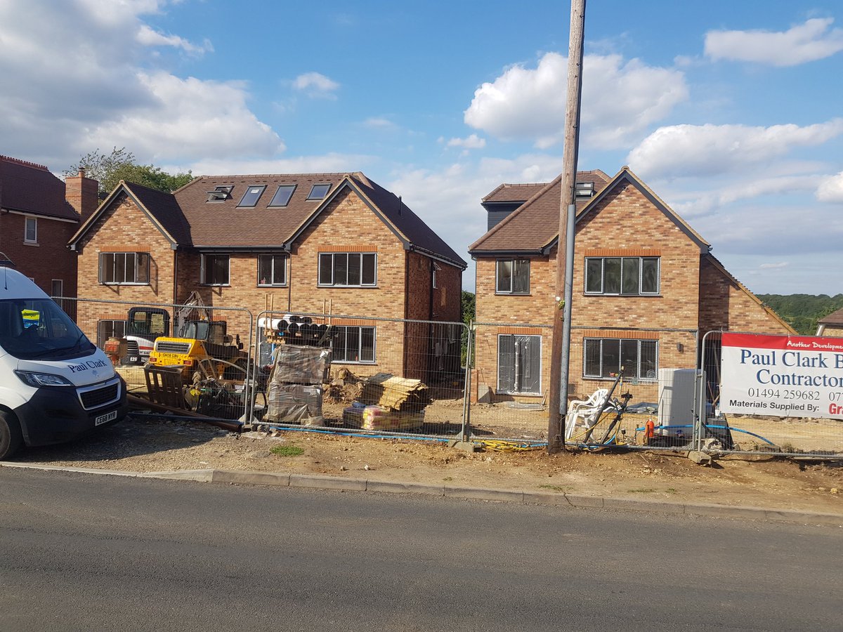 paulclarkbuild's tweet photo. A big change on site in the last couple of days. With the boarding down all 3 properties are visable and if we do say so ourselves looking very nice in the summer sun 

#construction #chesham #newbuild #houses #nearcompletion #chartridge  #bricks https://t.co/apkAwof7pL