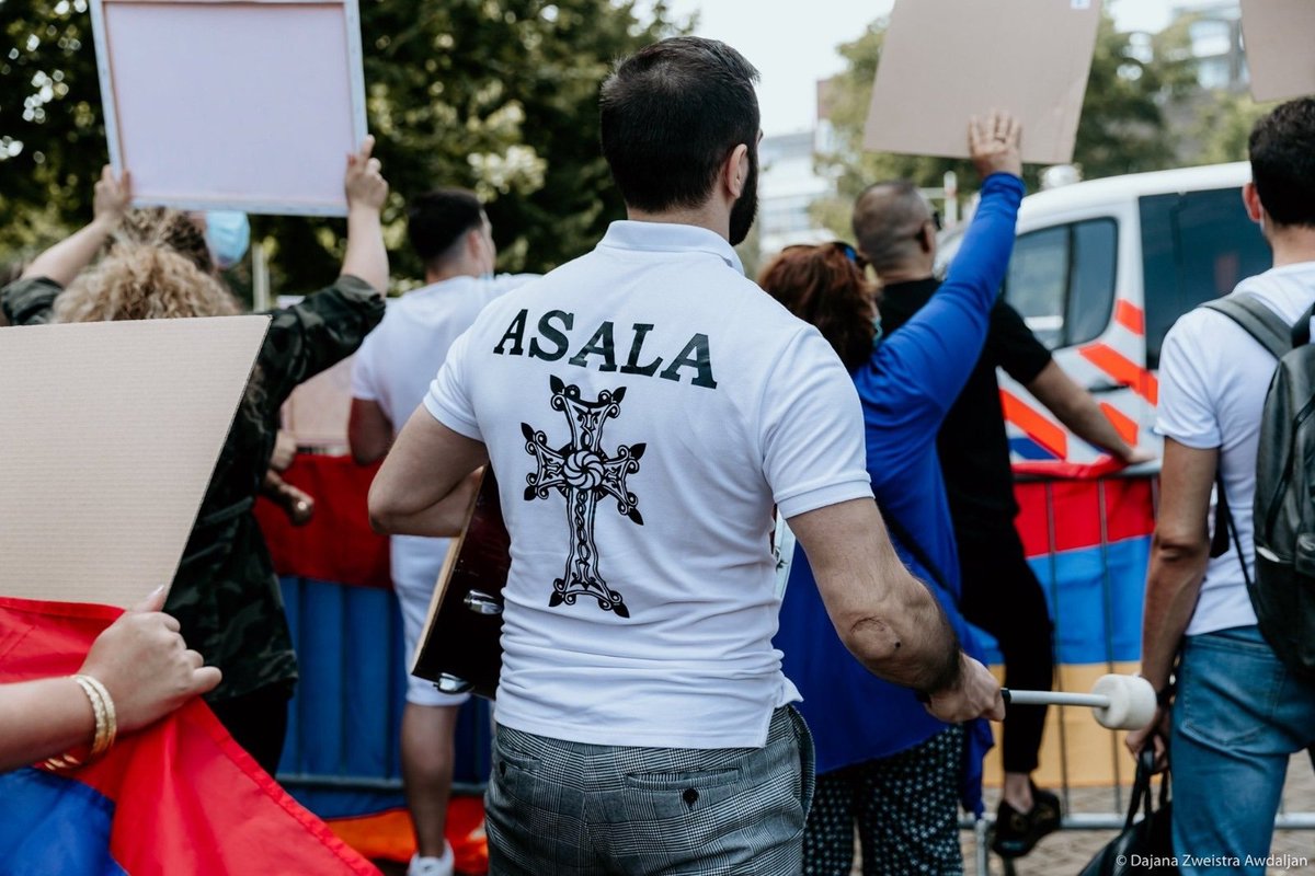 pervinmais's tweet photo. This is an armenian guy in Los Angeles Protest wearing Asala t-shirt.Asala is internationally known terror organization. ASALA attacks and assassinations resulted in the deaths of 46 people and 299 injured.
#AzerbaijanWantsJustice https://t.co/liJQPqsGvh