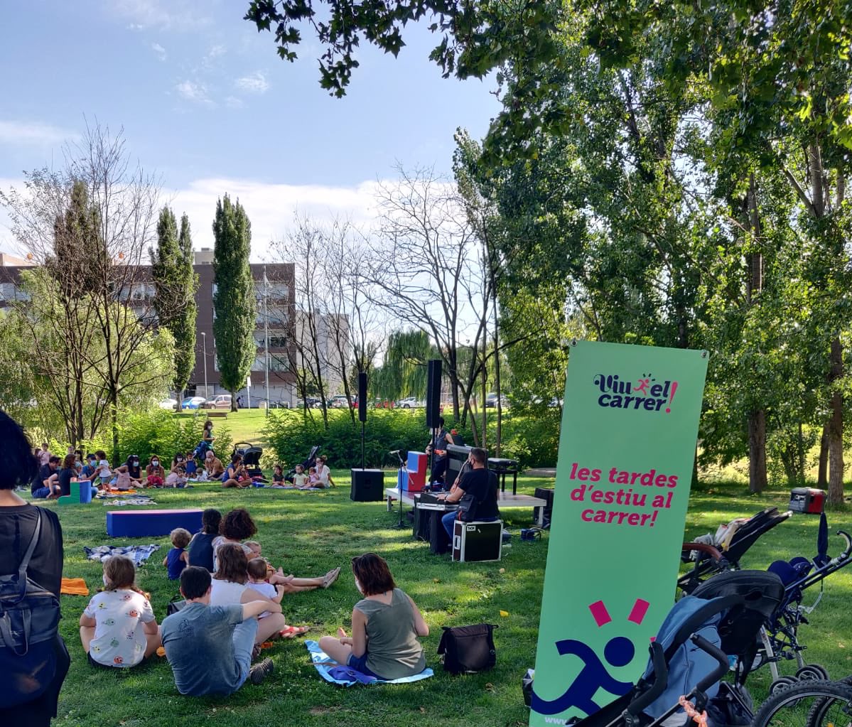 vic_ciutadania's tweet photo. 📷Acabem l’espectacle musical per a infants de 0 a 3 anys “Música re-trobada” amb Eli Pujol i Mar Cañellas en el marc de les Tardes d’Estiu al Carrer! que hem coorganitzat amb l’Espai Familiar Municipal El Remei i amb la col•laboració de l’@escolamusicavic 
#viuelcarrer
#victroc https://t.co/51LBnojal8
