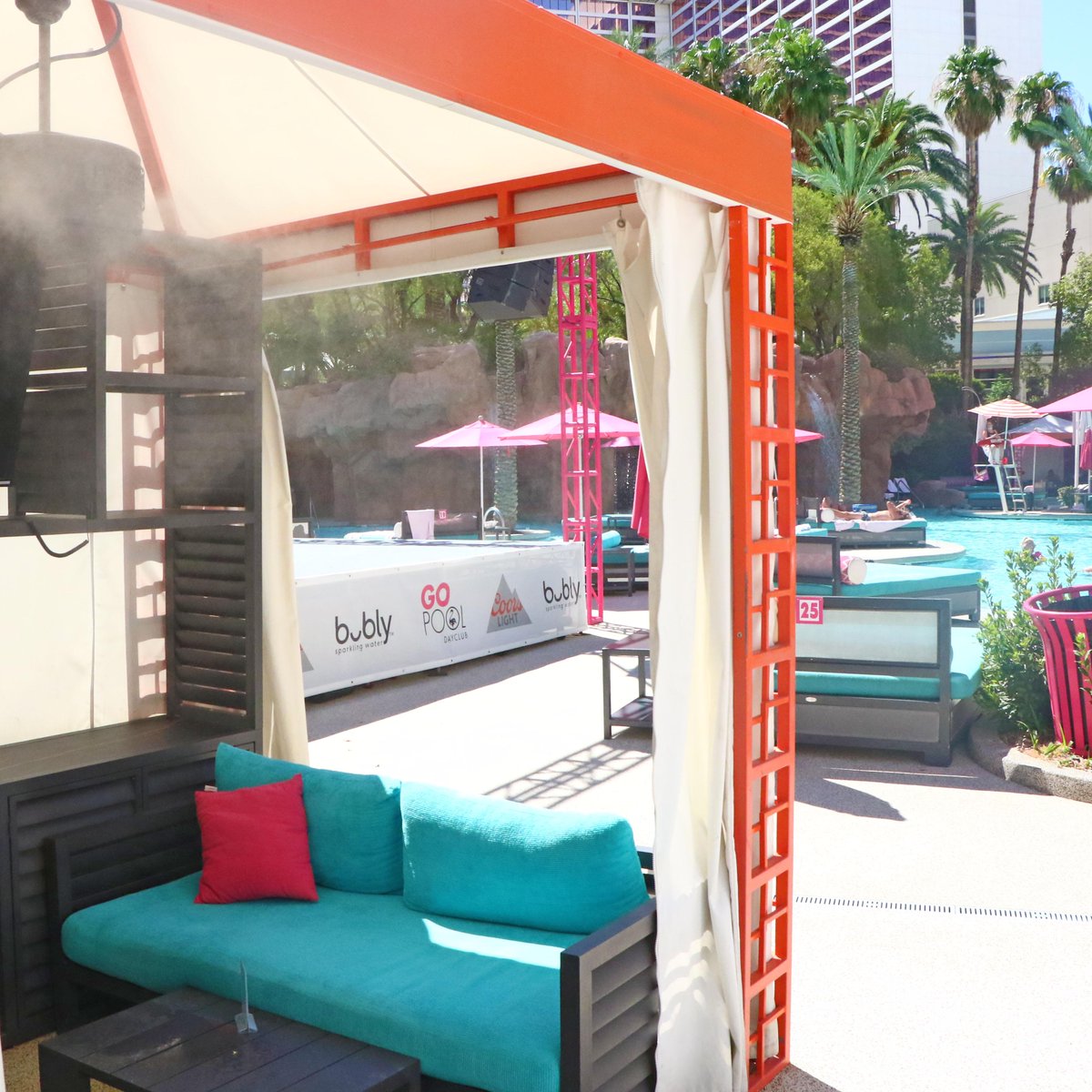 FlamingoVegas's tweet photo. Find your happiness where the sun shines. ☀️ #JustGOpool #4EverFabulous
Daybeds: https://t.co/8Znb99FyUH 
Cabana: https://t.co/8Znb99FyUH https://t.co/lP5ntuFk3C