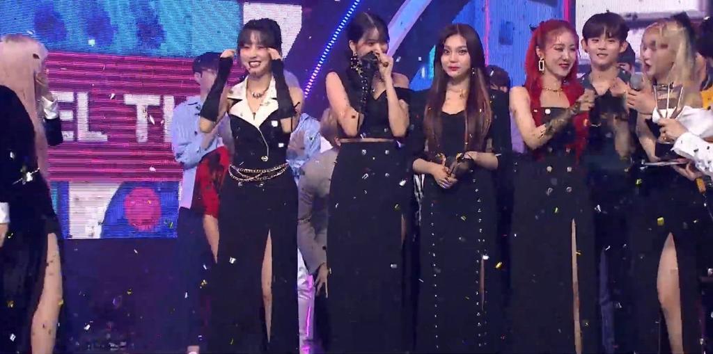 Bang_tanpurple's tweet photo. Aunque les duela GFRIEND GANÓ !!!
(No desprestigiar el trabajo de otros ,ya que no sabes cuanto empeñó , noches sin dormir , practicando todo ! Para que saliera perfecto y obvio que lo hizo) !!! #GFRIEND68thWin
#GFriend2ndWin
@GFRDofficial https://t.co/6ErLnAVs5r