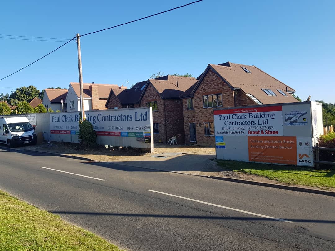paulclarkbuild's tweet photo. A big change on site in the last couple of days. With the boarding down all 3 properties are visable and if we do say so ourselves looking very nice in the summer sun 

#construction #chesham #newbuild #houses #nearcompletion #chartridge  #bricks https://t.co/apkAwof7pL