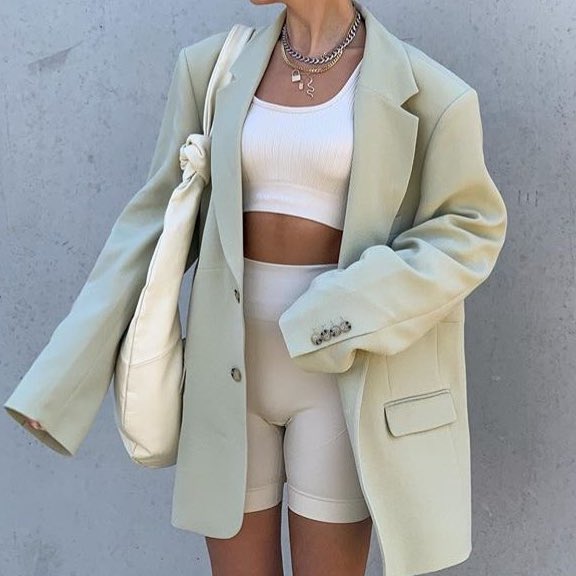 LOOKSOHAUTE's tweet photo. The oversized blazer. https://t.co/zeUxhmqSOg