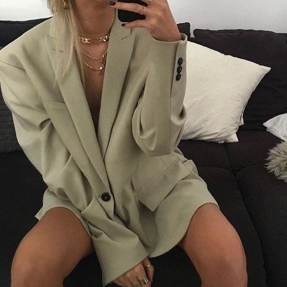 LOOKSOHAUTE's tweet photo. The oversized blazer. https://t.co/zeUxhmqSOg