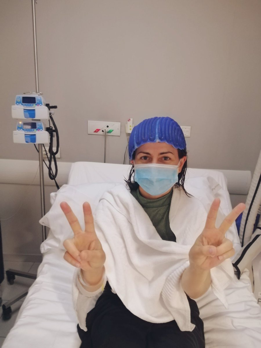Avui he fet la 1a de 16 sessions de quimio. Només en queden 15💪🏻

No hagués pensat mai que piularia això però em ve de gust compartir-ho 🤷🏻‍♀️

M’han posat un casc i si funciona no em caurà el cabell... sé que no sembla important... però ho és una mica..

#cancerDeMama #HereAndNow✨