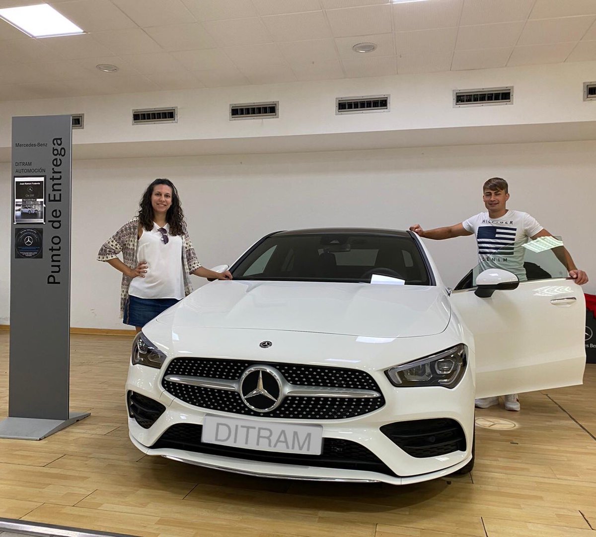 GrupoDitram's tweet photo. ENTREGA 🚗🔑

Nuestro compañero 👨🏻‍💼 @SimonLombardero ha hecho entrega a Juan Manuel de un equipado @MBenzEspana #CLA #AMG con #PaquetePremium #MBUX #techosolar y #navegador con #realidadaumentada👌

Juan Manuel, Gracias por confiar en nosotros 🤗 esperamos que lo disfrutéis 🚗🗺 https://t.co/6enluWByXi