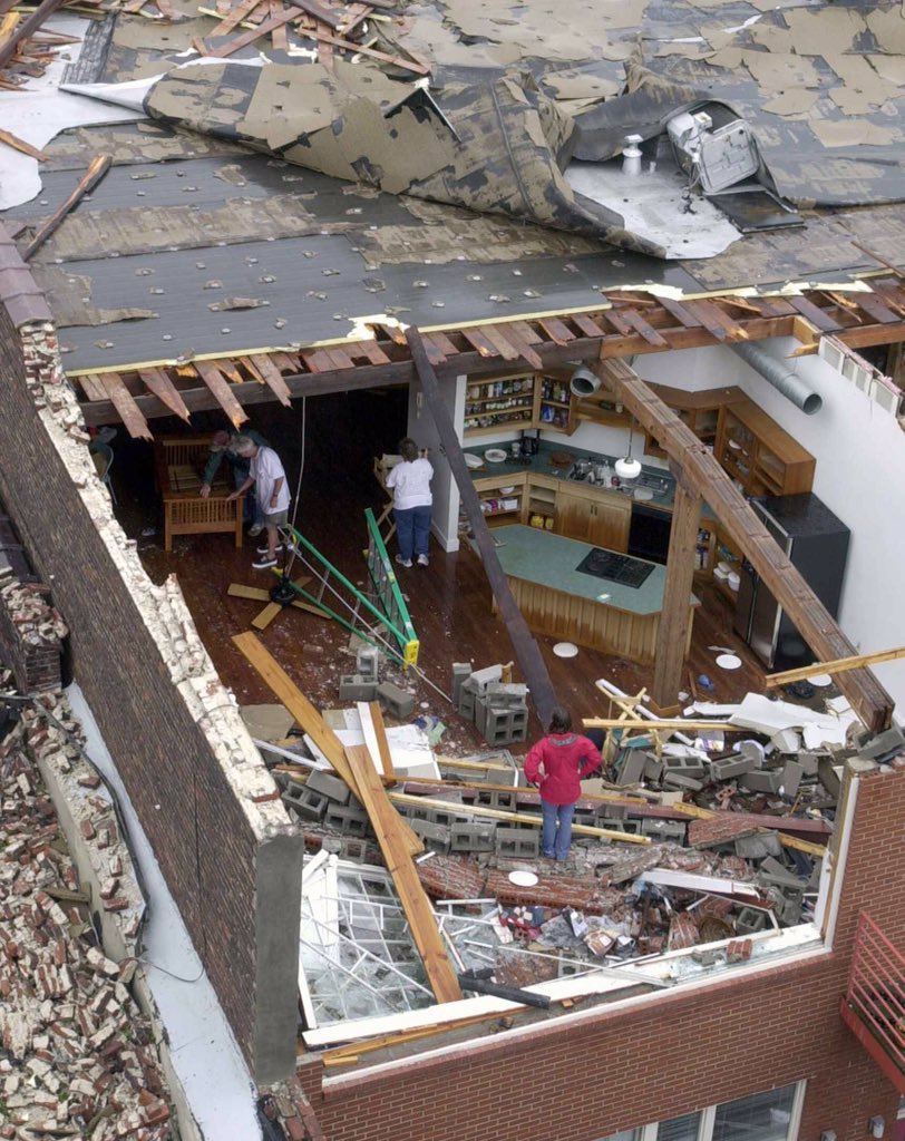 MemphoNewsLady's tweet photo. 17 years ago today...July 22, 2003...Hurricane Elvis slammed into #Memphis &amp; N MS.

*A derecho w/80-100 mph winds caused extensive damage
*340,000 homes &amp; businesses had no power for days
*7 people died

Hard to believe it was that long ago!
📸: @memphisnews 
#memwx #memstorm https://t.co/UBQDQqaf3A