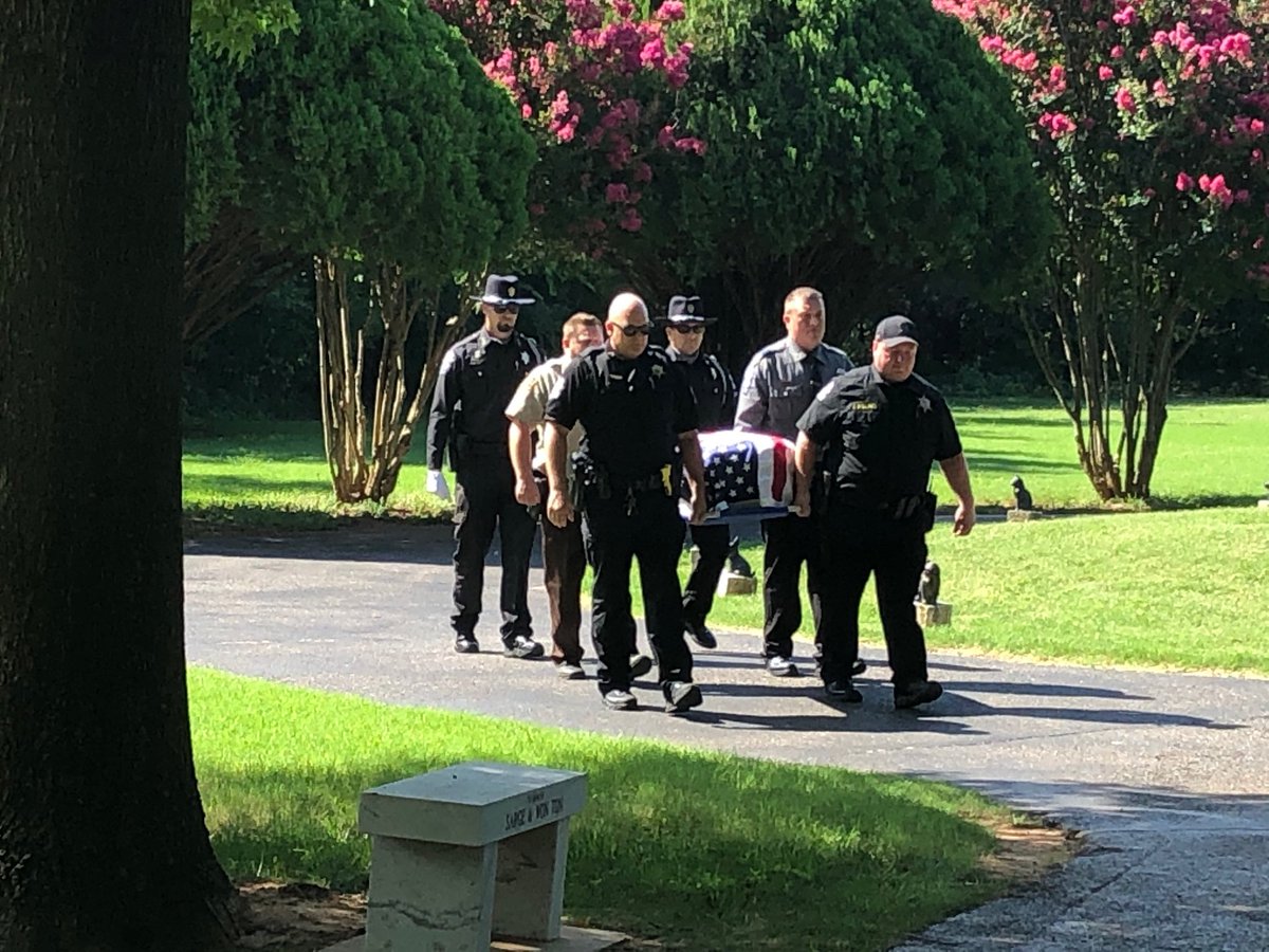 OkCountySheriff's tweet photo. This morning we held a funeral service for retired K9 Axo.
Axo served 7-years at the Oklahoma County Sheriff's Office. He was very successful at sniffing out dangerous drugs and keeping them off the streets.
We appreciate Precious Pets Cemetery for their generosity.
#RIPAxo https://t.co/C1243Ts0Uy