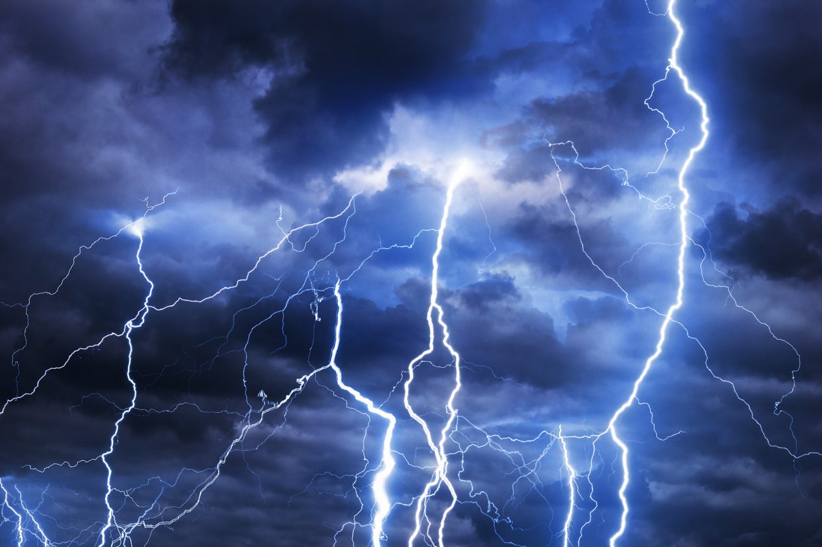 BobDavisSF's tweet photo. Lightning can strike 5 to 10 miles from a thunderstorm! @iiiorg recommends using the 30/30 rule for safety: If it takes less than 30 seconds after you see lightning to hear the thunder, you should get indoors and stay there for 30 minutes. #GoodNeighbor https://t.co/bN7r4nu2X4 https://t.co/NnlZZhHo2d