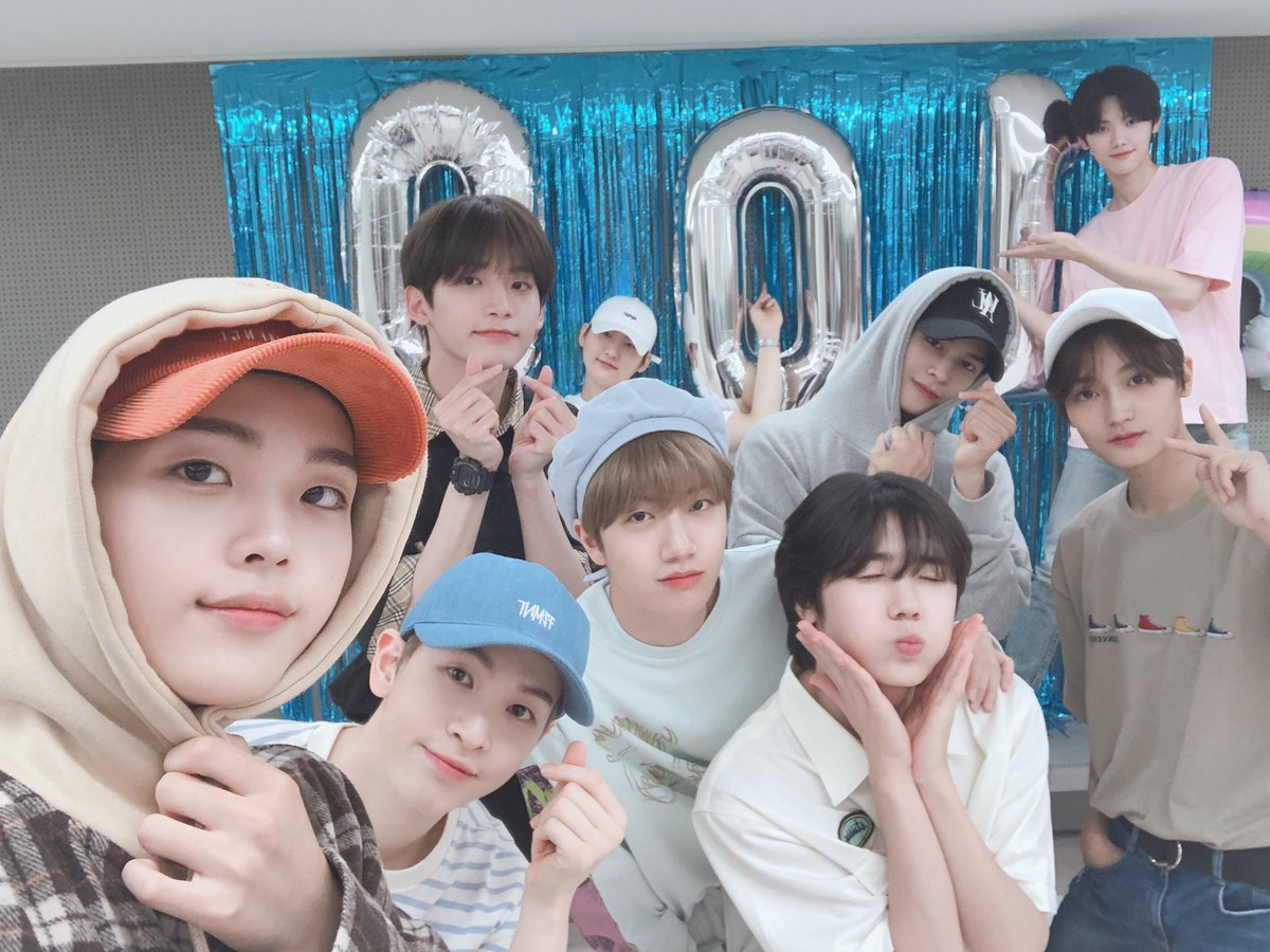 CRAVITY_twt's tweet photo. 러비티~ 100일 1000일 10000일이 넘어가도 영원히 함께해요❤️
항상 사랑합니다~

#크래비티 #러비티 #100일_축하해
#우리가_함께하는_매_순간을_기억해 https://t.co/euCHFUnhIl