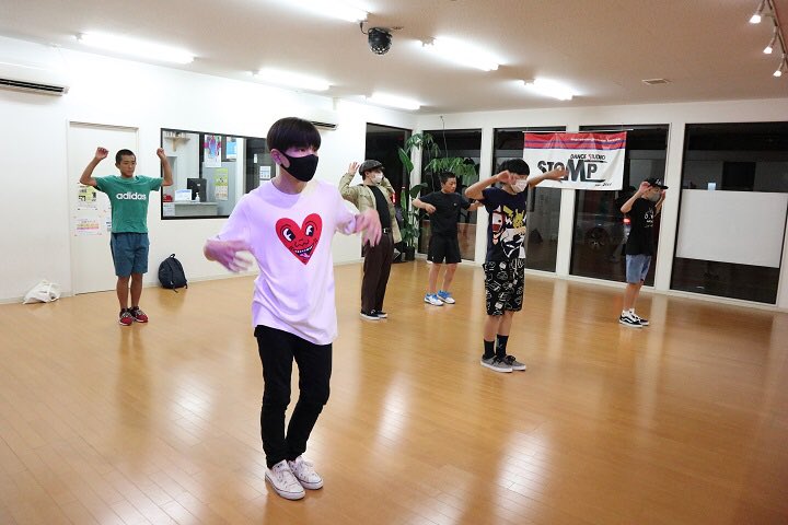 STOMP_kurashiki's tweet photo. 現在のLockクラス📸
6人の男たちが揃って前に歩いて来るだけでも、スゴい迫力を感じました😳‼️(5人は中高生の男の子だけど)
ダンス歴はバラバラで当たり前ですが【出来る、出来ない】ではなく、一生懸命、頑張る汗は素敵でしたよ🥳
#RYO-YA先生
#LOCK
#studio_STOMP
#ダンス倉敷
#Boys_and_Gentlemen https://t.co/lhvHSTazq8