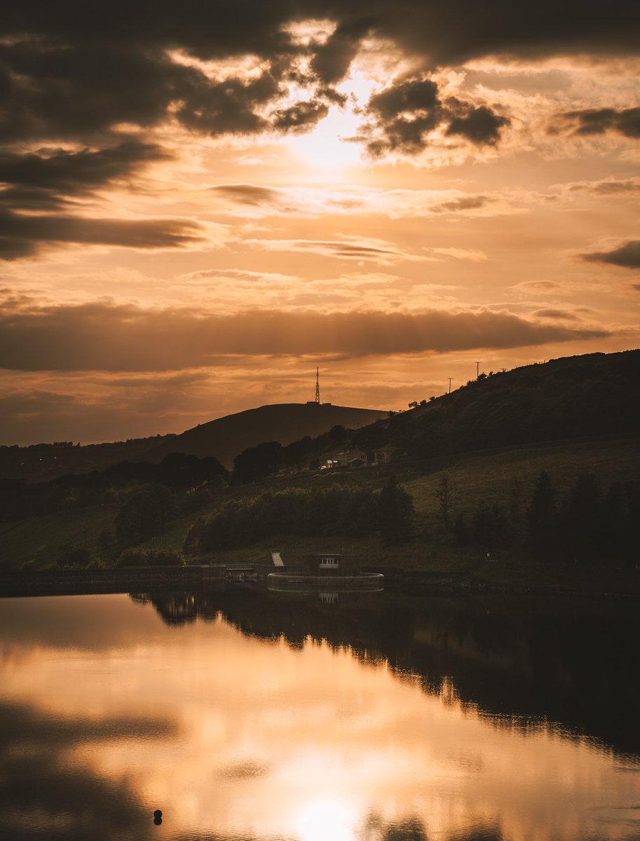 manc_wanderer's tweet photo. Dovestones Reservoir last night ☀️ https://t.co/3rsaInW1gn