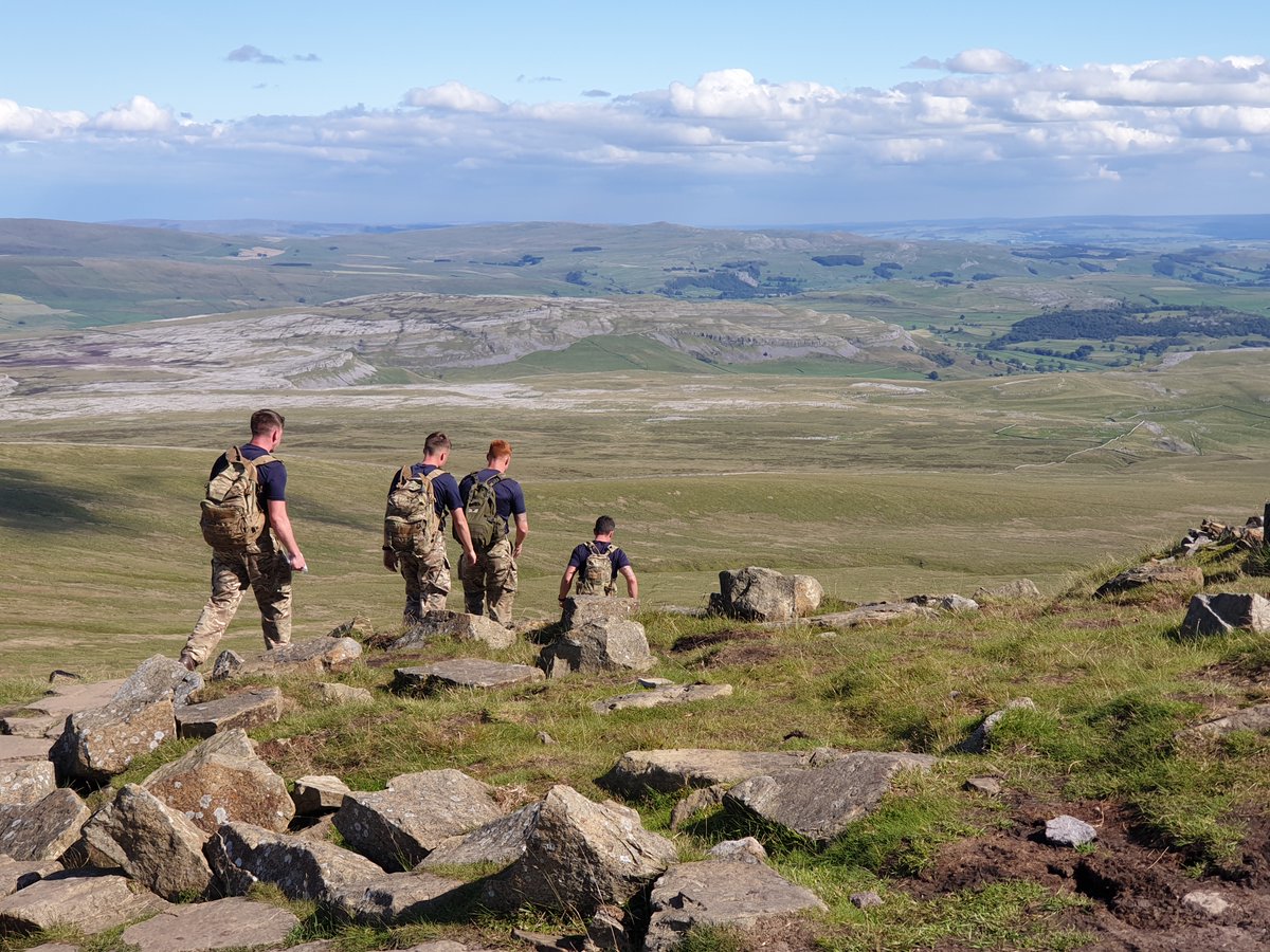 32EngrRegt's tweet photo. 31 Fd Sqn put in a strong performance on the CO's challenge; a 24 mile endurance march across the Yorkshire Dales.
A professional attitude shown by our JNCOs, who led their sections during a hot day in the hills.
#armyconfidence
#sapperfit
#Yorkshire
@Proud_Sappers
@32Engr_CO https://t.co/umI8rPp8zH