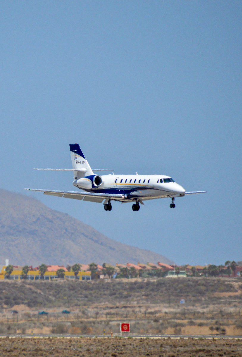 stani320's tweet photo. Citation Sovereign butter landing into Tenerife South Airport on this windy day 💨 👨🏻✈️💪🏼📸 #spotter #planespotter #tenerife #tfs #avgeek #avgeeks #cessna #cessnasovereign #aviation #windsock https://t.co/nKuFeET8UZ
