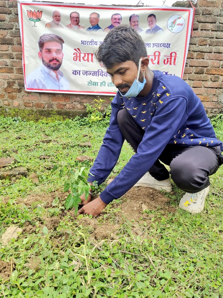 Shivamtiwari711's tweet photo. भाजपा युवा मोर्चा सतना के जिला उपाध्यक्ष भैया शुभम तिवारी जी के जन्म दिवस के अवसर पर सहेजना निगद में शिवा सिंह जी व उनकी टीम द्वारा वृक्षारोपण का कार्य किया गया प्रकृति प्रेम का उदाहरण पेश किया @vdsharmabjp @SuhasBhagatBJP @abhilashBJPmp @ShyamMahajanbjp @narendrtribjp https://t.co/6U40ZAPT5O