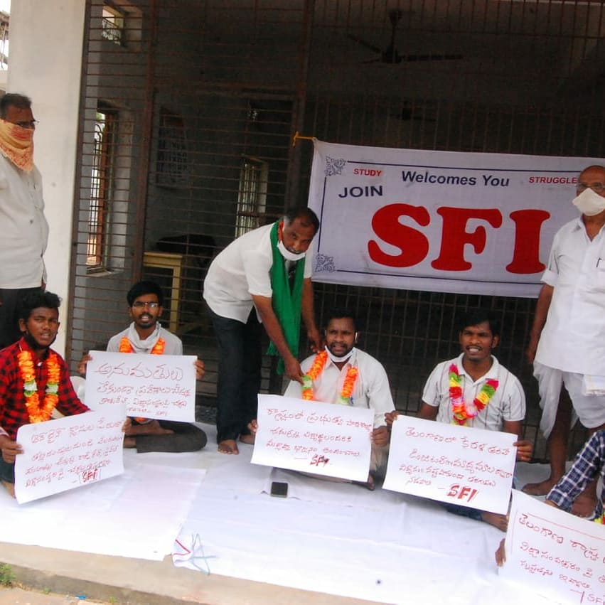 SFI_CEC's tweet photo. State wide protest by SFI Telengana against the various anti student policies of TRS government. 
#StudentsLivesMatter 
#UGCGuidelinesAgainstStudents https://t.co/mlGE5oQnJQ