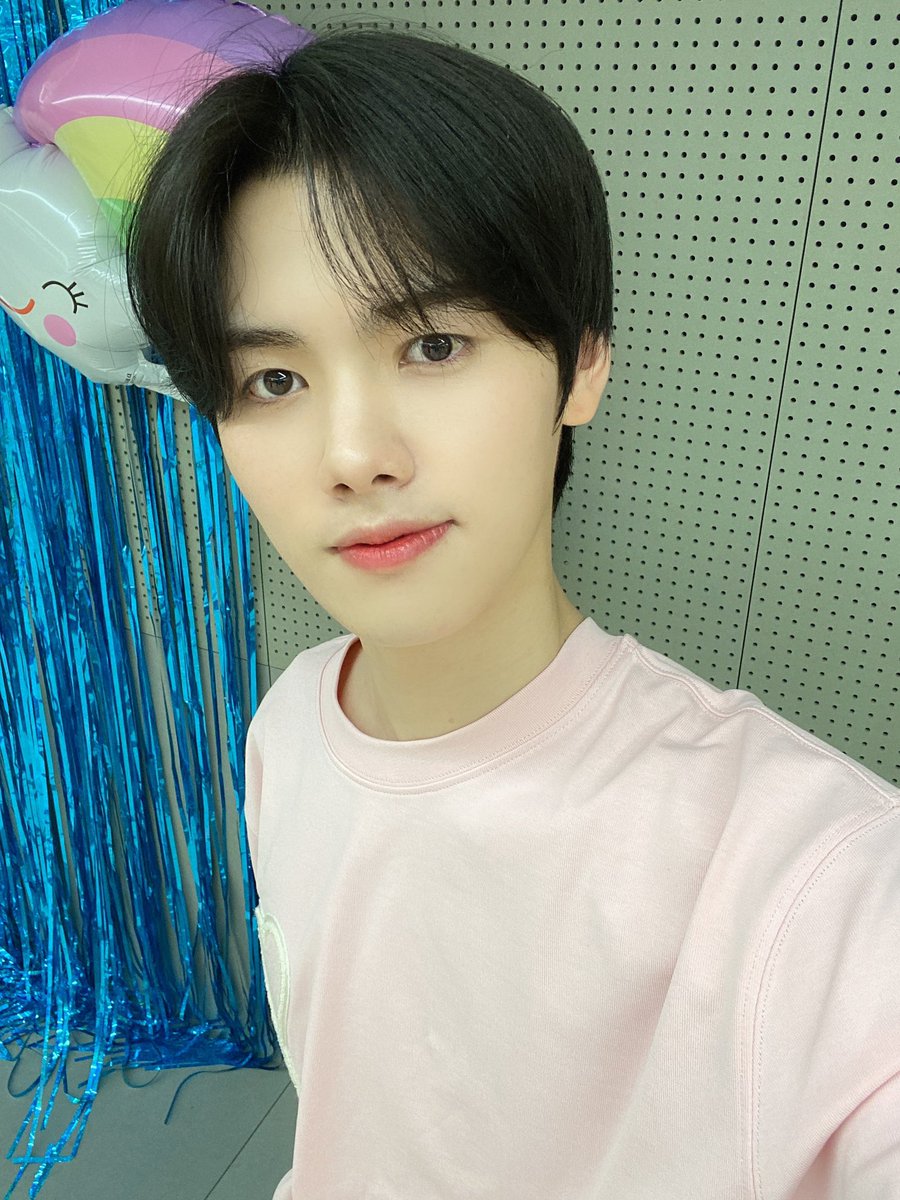CRAVITY_twt's tweet photo. 라비티~ 오늘 벌써 크래비티100일되는 날이에요!! 시간이 너무빠른것같아요 ㅜㅜ 앞으로도 더 멋진 무대 자랑스러운 크래비티가 되도록 열심히 할게요!!! 사랑해요❣️
#민희 #100일!!!! #크래비티 #러비티 https://t.co/X1UaOB4qAg