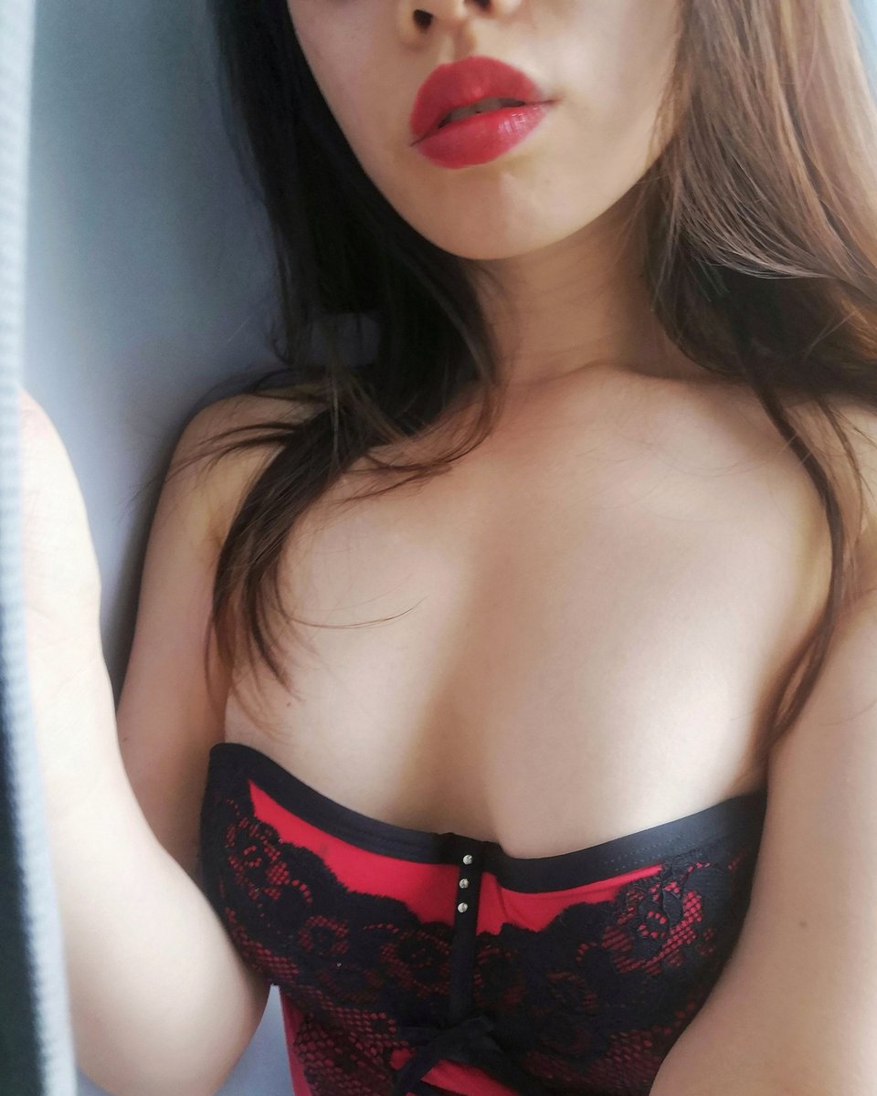 skrooge07's tweet photo. Red lip gives a good grip #lipgrip #redlips https://t.co/Fku6Ut7tnL