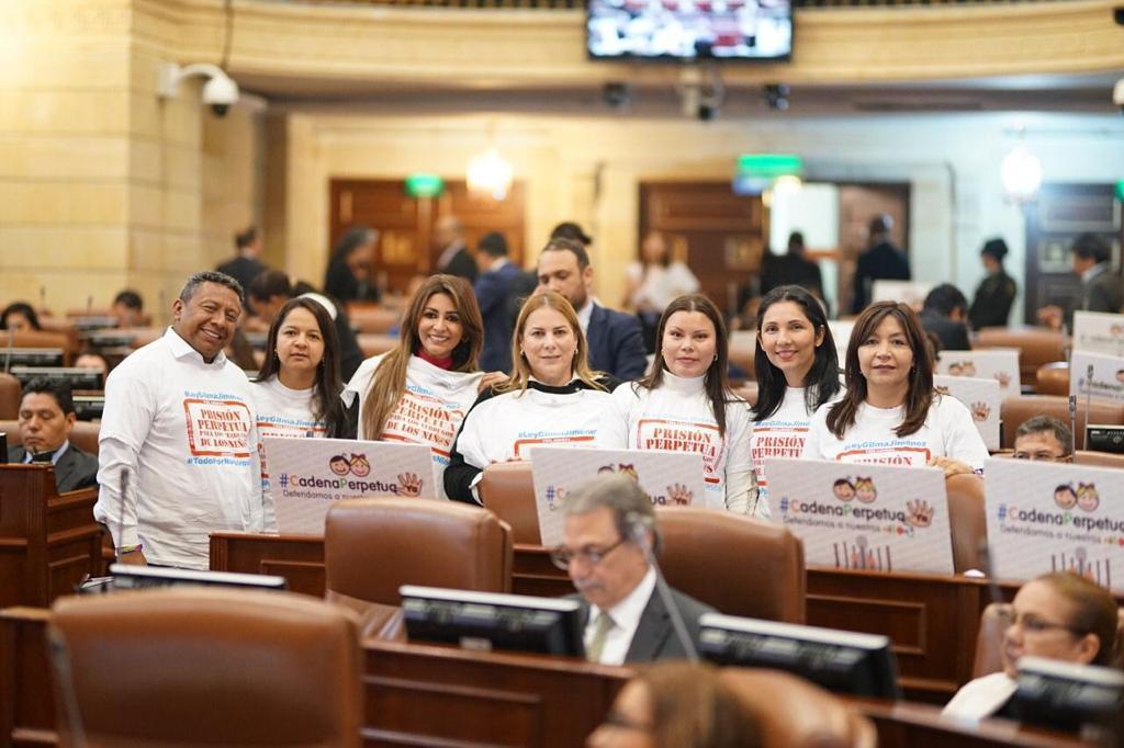 partidodelaucol's tweet photo. #SomosLaVoz de niñas y niños en Colombia. Han sido años los que nos ha tomado hacer valer sus derechos y su vida, pero hoy finalmente llegó el día. Hoy el Presidente promulga la #CadenaPerpetua, una evidencia más que el #PartidoDeLaU es el partido de las causas de la gente. https://t.co/JVLrlQIkIk