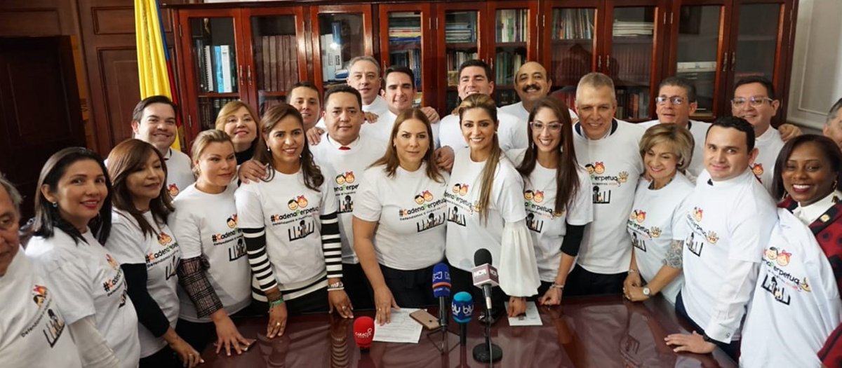 partidodelaucol's tweet photo. #SomosLaVoz de niñas y niños en Colombia. Han sido años los que nos ha tomado hacer valer sus derechos y su vida, pero hoy finalmente llegó el día. Hoy el Presidente promulga la #CadenaPerpetua, una evidencia más que el #PartidoDeLaU es el partido de las causas de la gente. https://t.co/JVLrlQIkIk