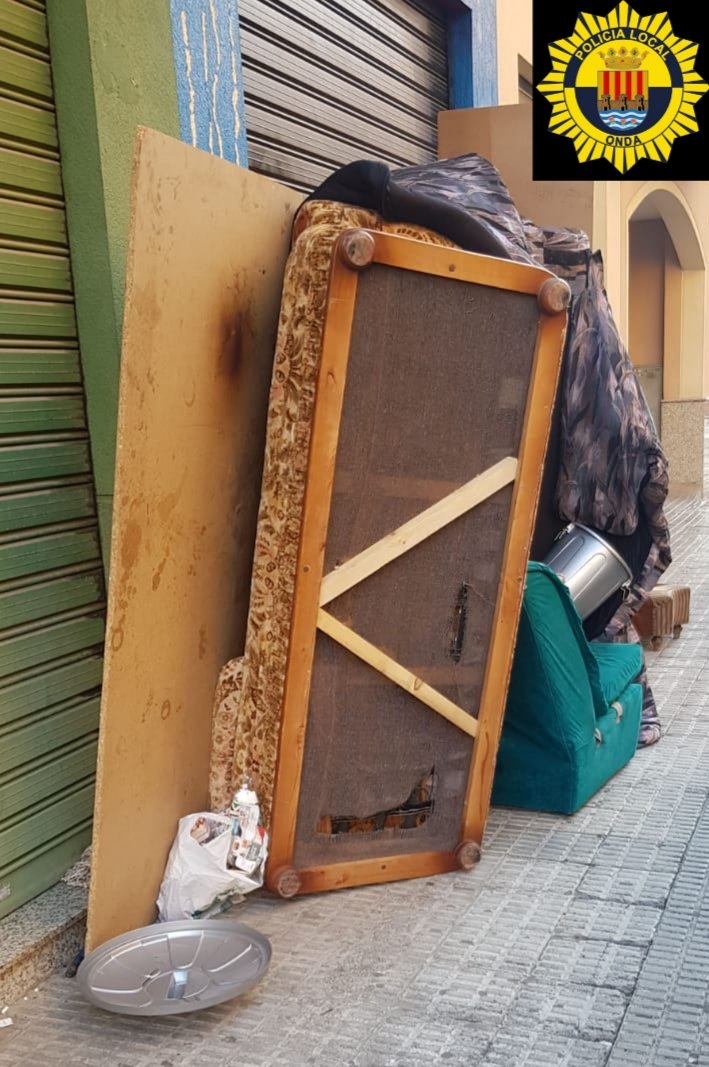 OndaPolicia's tweet photo. ⚠️ABOCAMENTS⚠️
❎Evita llançar les restes de #fem i #enderrocs en llocs no autoritzats✔
♻Usa els punts reglamentaris #Ecoparc
https://t.co/jUMXrlfA6m
📝Ja tenim al primer #incívico localitzat per👮♂️👮♀️Agents de @OndaPolicia i proposat per a sanció.
#Respecta #Conviu #Cuida https://t.co/emZcnhOO2C