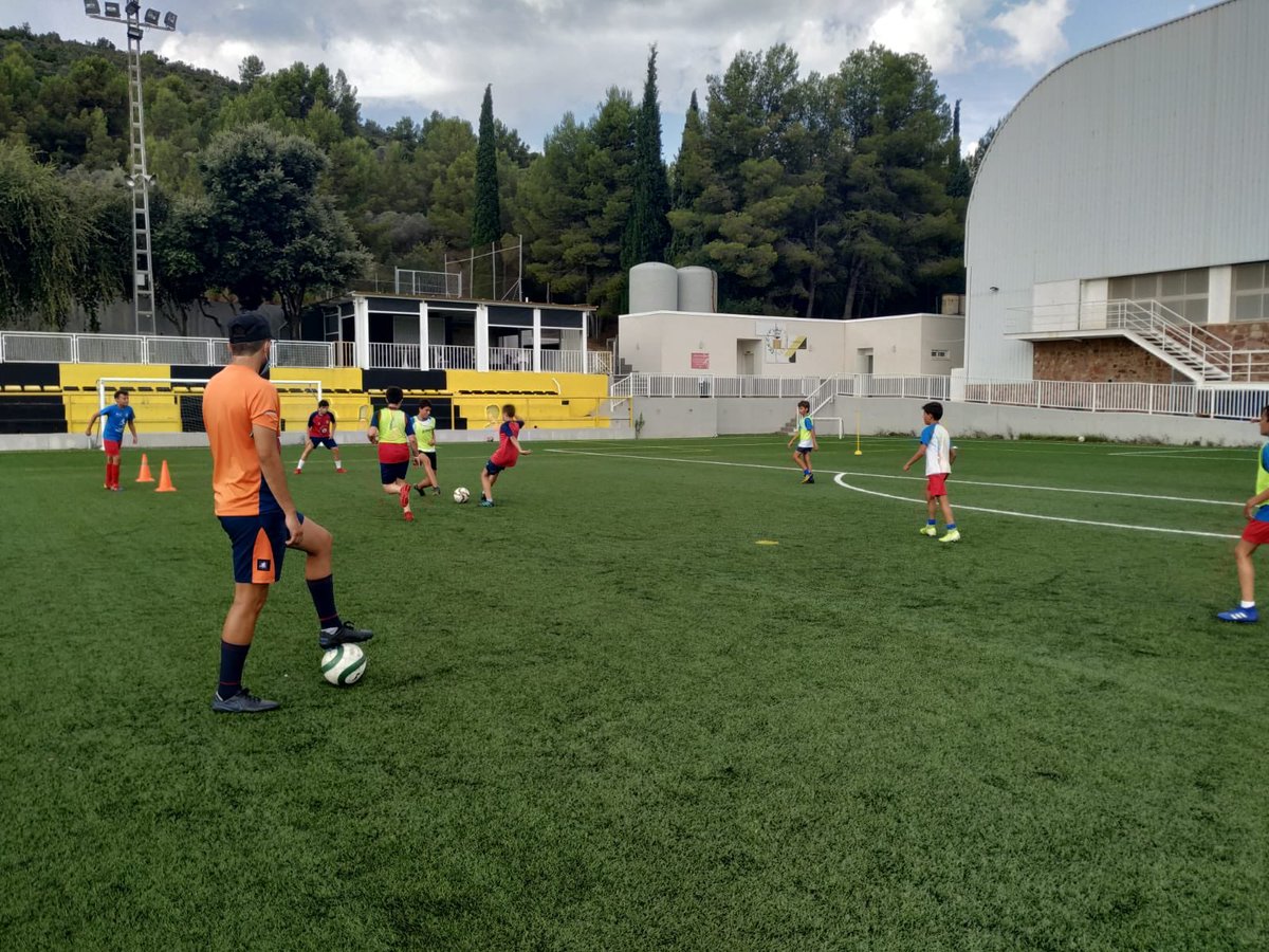 CFVilafames's tweet photo. 🎖Excelentes primeros días en el Campus de Vilafamés.
Los jugadores disfrutan de las tres sesiones semanales ⚽️🏃🏻♂️
#cfvilafamés #campuscfv #fútbol #fútbolbase #diversión #aprendizaje https://t.co/jmZJk1cvkF