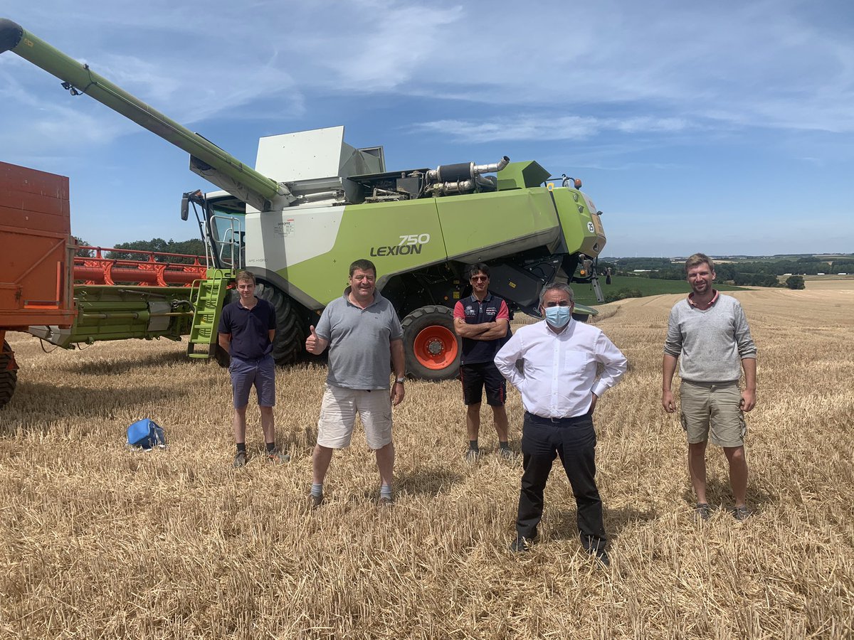 CardonLaurent's tweet photo. #invitetonmaire @usaa_02 le President de la région @hautsdefrance est venu pour son traditionnel tour de moissonneuse,échange sur la #moisson2020 en #HDF intérêt de filière céréales qualité et excellence de la production hdf emploi en agriculture. https://t.co/GJe9PjW37I