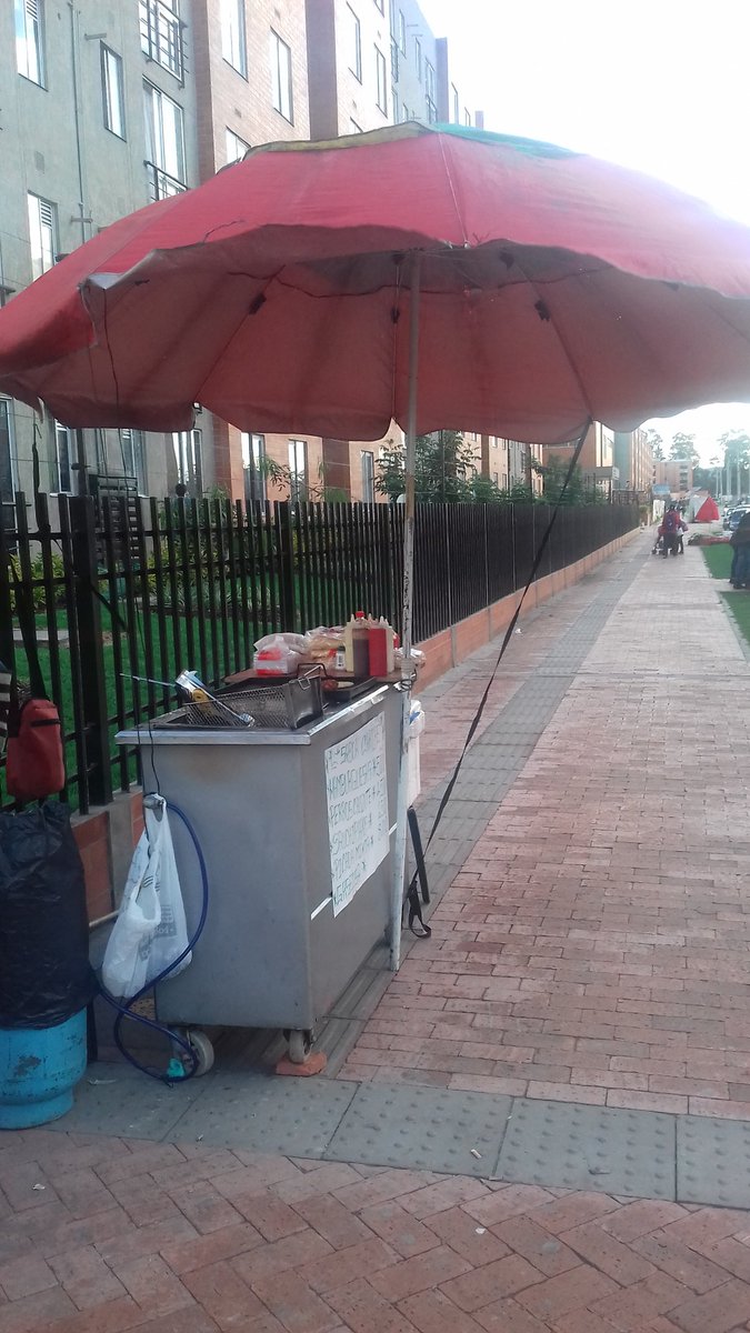 Arepaslaquesuda's tweet photo. @RodLuisAlberto @DNP_Colombia bns dias me dirijo a uds con mucho respeto,soy un colombiano que no e recibió ningún beneficio,vivo en Bogotá y estoy pasando mucha necesidad soy trabajador informal y tengo 4 familiares a mi cargo gracias. https://t.co/OLBsiHy4Nv