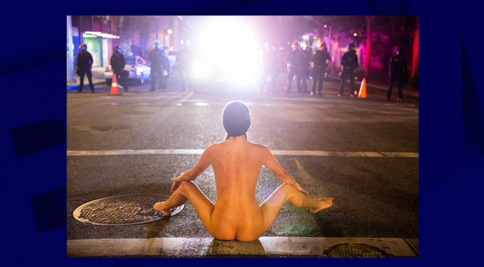 🇺🇸 États-Unis : la "Athéna nue" est devenue un symbole aux #USA. Lors d'une #manifestation à #Portland, une anonyme s'est déshabillée et a fait face aux #policiers pendant une dizaine de minutes jusqu'à ce que ces derniers quittent les lieux. (BFMTV) #PortlandProtests