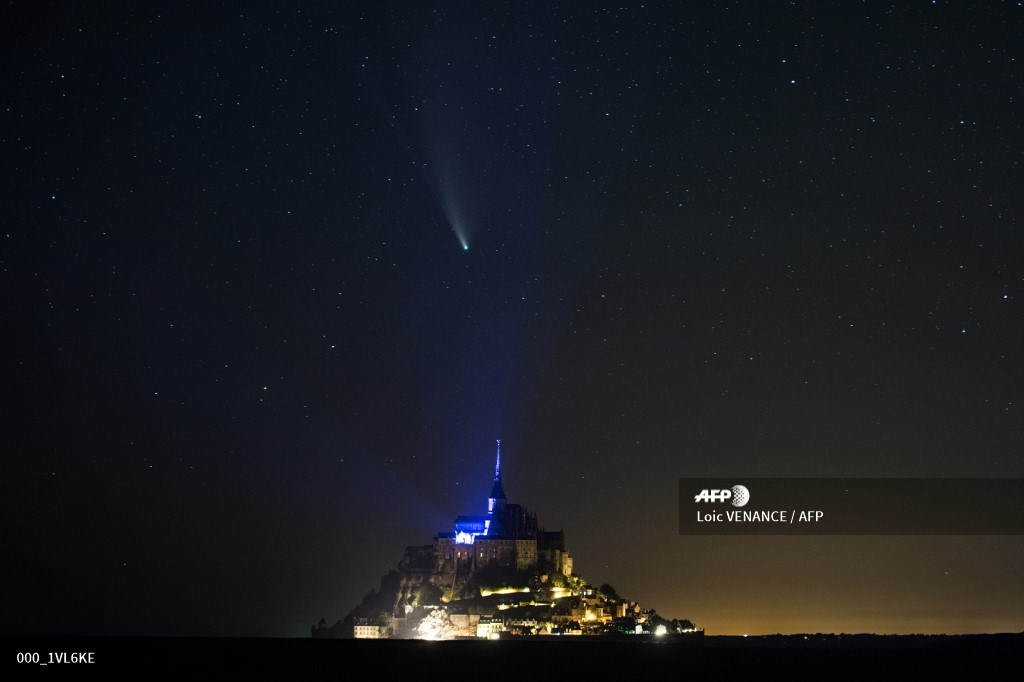 #France The Comet NEOWISE (C/2020 F3) in the sky over the Mont-Saint-Michel, western France. 📸 @LoicVenance #AFP