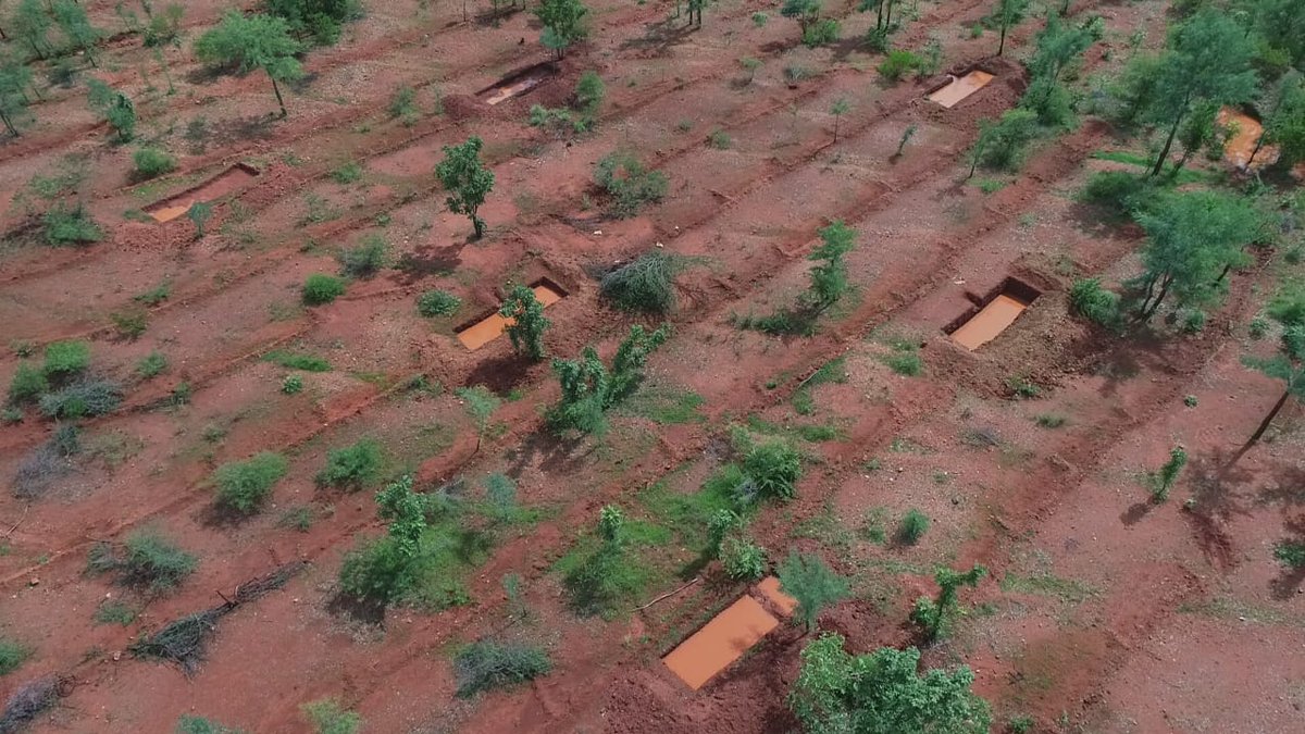 VBGRAMGKAR's tweet photo. #MGNREGS in Karnataka is ensuring that our dwindling natural resources are conserved today & preserved for posterity.
These 250 #trenches dug under the scheme harvests rain water & conserve ecosystem.
Hyaradi Reserve forest, Hadagali Tq, Ballari.
#SMC_works https://t.co/qIGL4LpShG