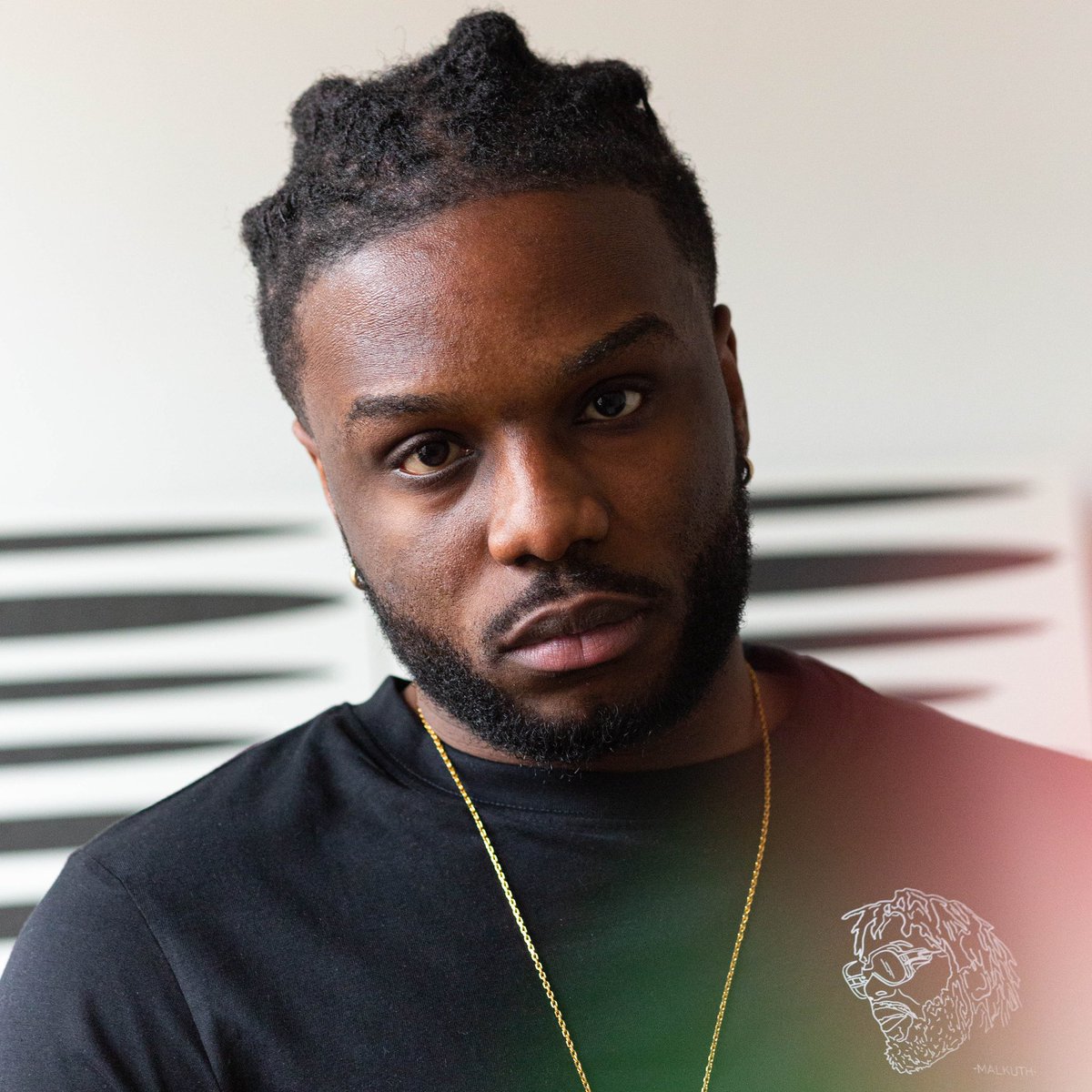 CheckCheckCheck's tweet photo. Depuis plus de deux ans, tout le monde attend la 2e vague du Rap belge. @gutirockstar pourrait bien surfer dessus ! Nouveau #CheckFocus dispo sur notre site 

Ici: https://t.co/tjFR7U78I0 https://t.co/kpt5xTxhZ1