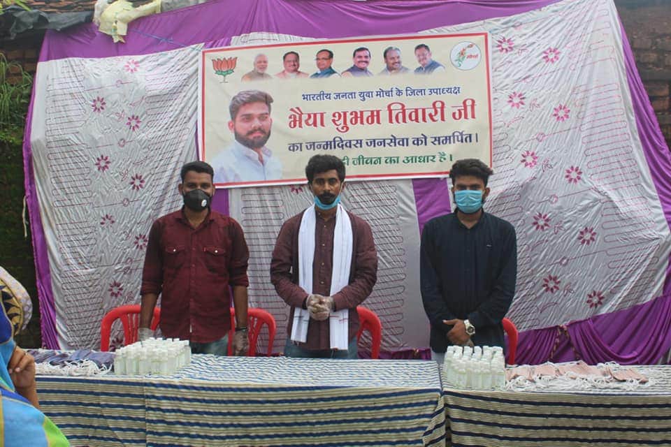 mishraj14's tweet photo. भइया शुभम तिवारी @shubhambjpsatna के जन्मदिन के सुव्सर पर उनकी टीम द्वारा जिले के अलग अलग जगहों पर जाकर वृक्षारोपण,वृद्धाश्रम में खाना खिलाया,मास्क एवम सेनेटाइजर बांटे,गौ माता को रेडियम बैंड पहनाया
आपके द्वारा किया गया नेक कार्य सराहनीय है । जय हिंद 
@vdsharmabjp
@rshuklabjp https://t.co/tQZmIMbGgf