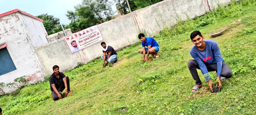 mishraj14's tweet photo. भइया शुभम तिवारी @shubhambjpsatna के जन्मदिन के सुव्सर पर उनकी टीम द्वारा जिले के अलग अलग जगहों पर जाकर वृक्षारोपण,वृद्धाश्रम में खाना खिलाया,मास्क एवम सेनेटाइजर बांटे,गौ माता को रेडियम बैंड पहनाया
आपके द्वारा किया गया नेक कार्य सराहनीय है । जय हिंद 
@vdsharmabjp
@rshuklabjp https://t.co/tQZmIMbGgf