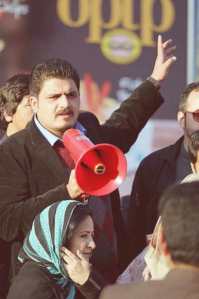 IamJKambassador's tweet photo. متحد ھو تو بدل ڈالو نظام گلشن
منتشر ھو تو مرو _ شور مچاتے کیوں ہو.

میں وجاہت الیاس چٸیرمین "ٹیم کشمیر" تمام نوجوانوں کو اس فسودہ انٹرنیٹ و موباٸل سروس کے خلاف ایک پرچم کشمیر کے نیچے متحد ہو کر جدوجہد کی دعوت دیتا ہوں۔ 
آٶ تقسیم ہونے کے بجاۓ ایک آواز بنیں 
#ReleaseSpectrumInAJK https://t.co/danIgWJV3y