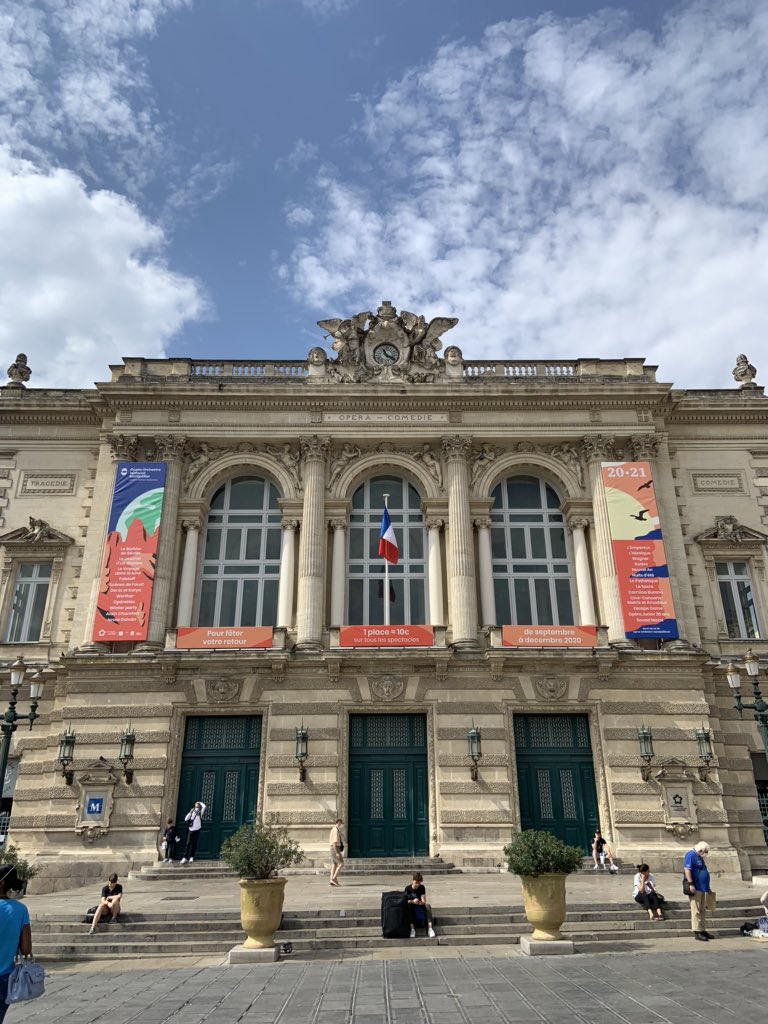 La saison 20/21 @OONMLR s’affiche sur la façade de #operacomedie @montpellier_ @Montpellier3m @Occitanie @vchevalier en attendant la rentrée #bonnesvacances