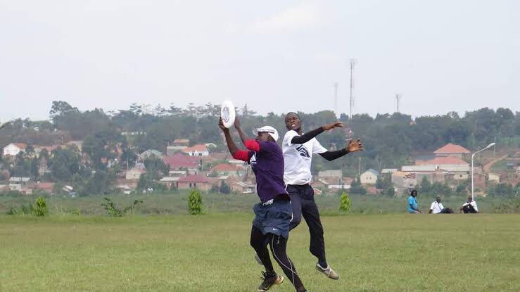 NCSUganda1's tweet photo. #LearnTheSport #LearnUltimateFrisbee #PlayUltimateFrisbee
Ultimate Frisbee is a non contact team sport played with a flying disc (Frisbee). On a field of play, each team comprises of 7 players and can be played by both men and women.
1/6 https://t.co/pckqGO7I4B