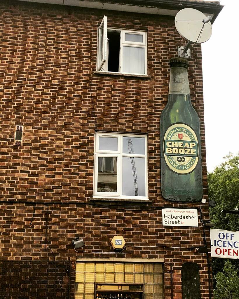 Hollytorious's tweet photo. Shop of dreams 🍻
.
#art #signpainting #cheapbooze #hoxtonstreetart #shoreditchstreetart #hoxtonsigns https://t.co/miMKRvUNBI https://t.co/qQ5UBF1G0p